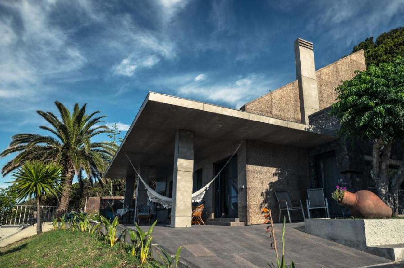 Villa Natura is a rental house with direct access to Praia Formosa, Santa Maria, Azores